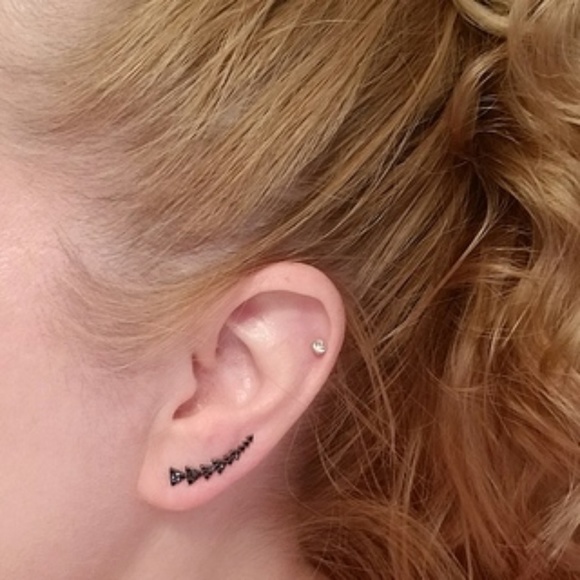 :: Stella & Dot🖤⚔️🖤Black Hematite Pavé Triangle Ear Climbers Rare Retired - Picture 7 of 8